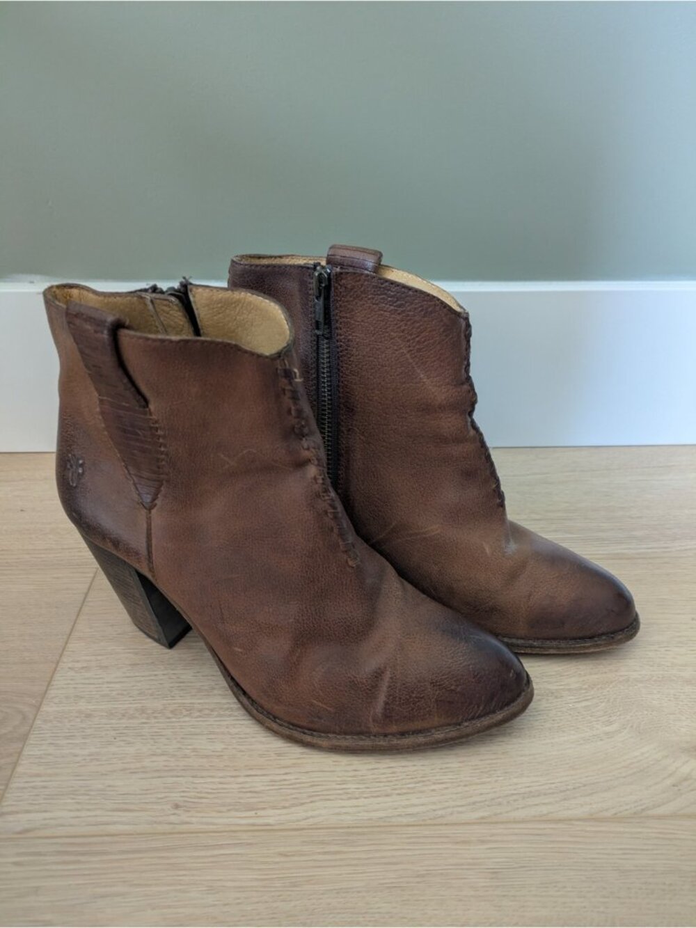 Frye Iliana whipstitch ankle boot 8 B medium width dark brown